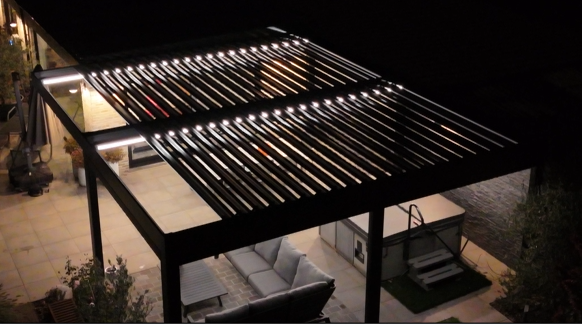 Detail van terrasoverkapping met lamellendak