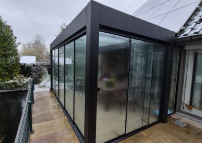 Lange terrasoverkapping met glazen dak